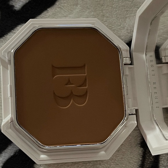 Fenty 440 Pro Filt’r Soft Matte Longwear Powder Foundation - Picture 7 of 7